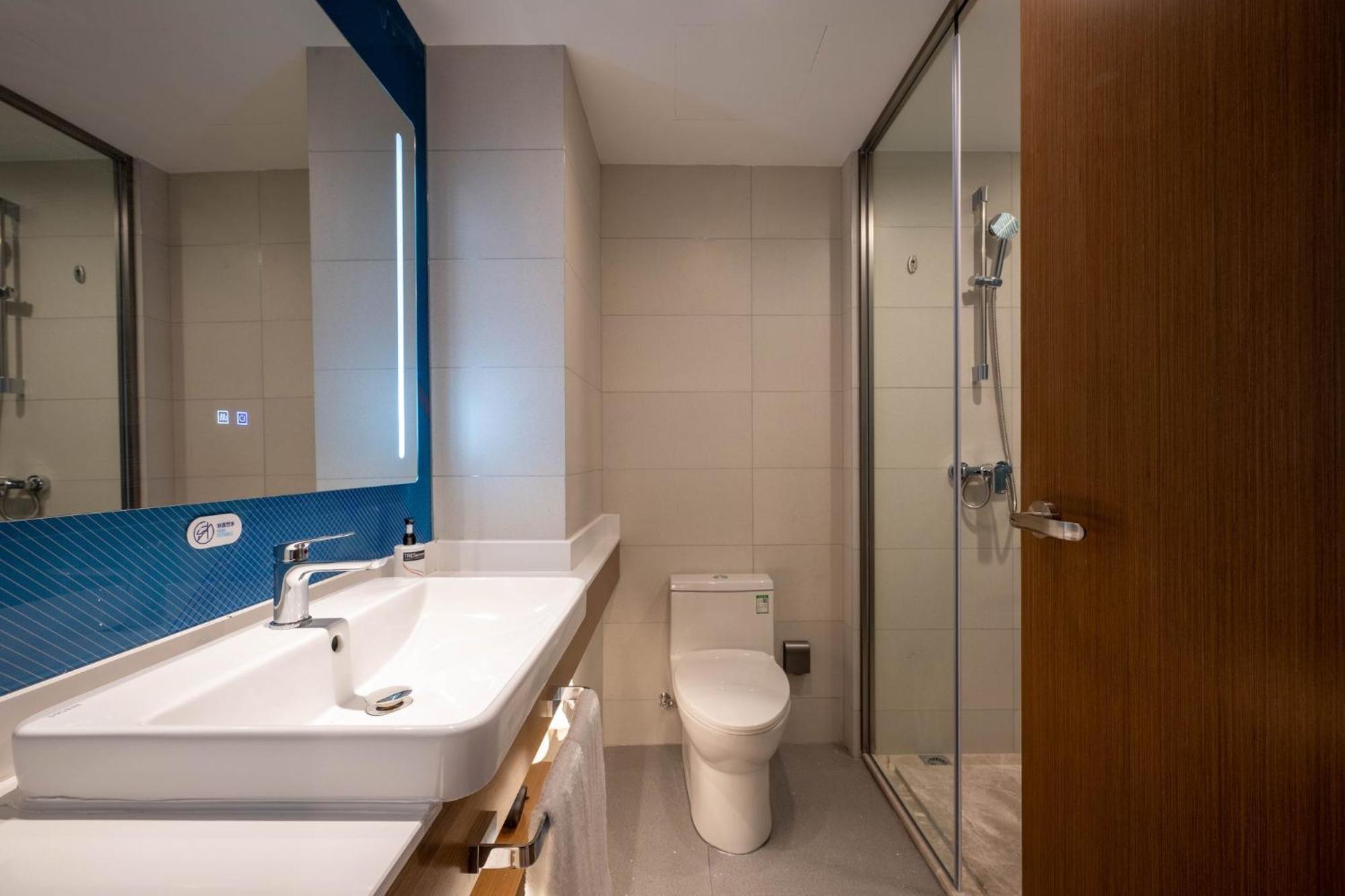 Holiday Inn Express Shanghai Pujiang Lianhang Road By Ihg Exterior photo
