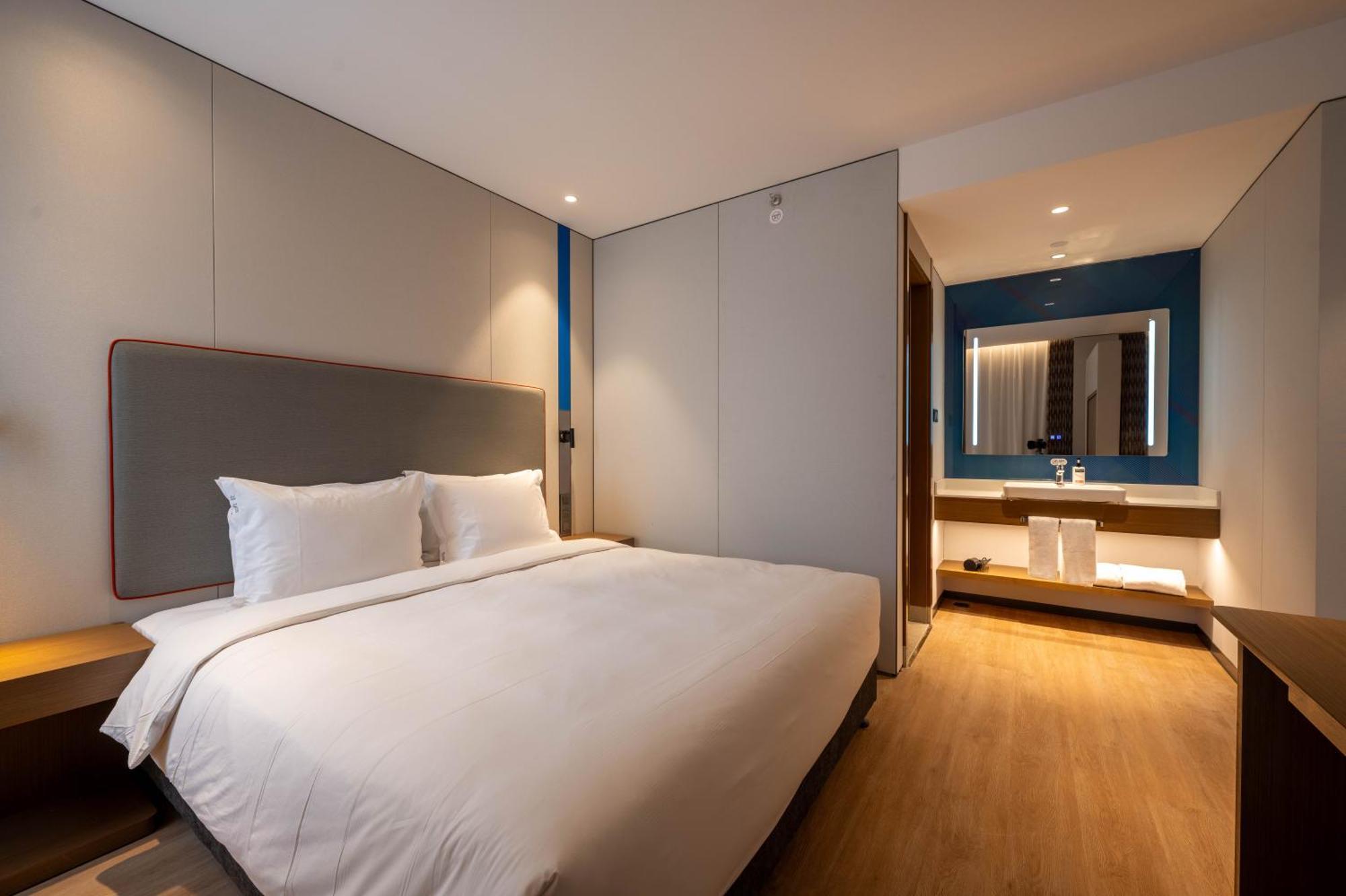 Holiday Inn Express Shanghai Pujiang Lianhang Road By Ihg Exterior photo